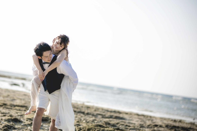 岩肌を危ないからと気遣う気持ちに、思わず笑みがこぼれる一枚。写真のスパイスに笑顔を振りかけていただきました。おふたりの何気ない瞬間の1枚が、一生の宝物になるようなお写真を撮影いたします。