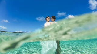 沖縄だからできる！海の中での水中撮影！他では中々味わえない体験と興奮を一緒に海に入って一緒に楽しみましょう！沖縄のビーチでも透明度は様々なのでオススメのビーチはお気軽にお問い合わせください！