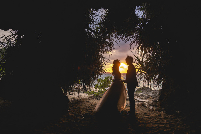 沖縄の夕焼け空の下でとことんロマンチックに、感動的なシルエットフォト*おふたりの表情を捉えることはもちろん、その場所が持つ魅力を最大限に引き出し、忘れられないおふたりの特別な一日を美しく彩ります。