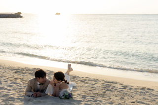 茜色の光が優しく包み込む中、波の音だけが聞こえる静かなビーチでリラックスした表情を見せるおふたり。その時、その場所ならではの空気感と、おふたりの飾らない温かい瞬間を美しい自然の色と共に永遠に残します。