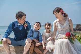 家族みんなの笑顔があふれる素敵な瞬間！自然体で楽しそうな雰囲気が伝わってきて、とても心温まる1枚です。お子さまたちの笑顔が輝いていて、ご家族の絆を感じます！ぜひ自然あふれる家族写真もお任せください！