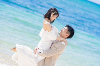 結婚式の写真だからといって、無理にポーズをとったり、緊張した表情をする必要はありません！おふたりの『いつもの姿』『自然な姿』『ふたりだけの空気感』を、そのまま写真に残したいと思っています!!