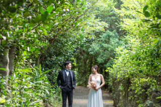 沖縄の民家も感じられるフクギ通りと、透明度抜群の瀬底ビーチで叶う沖縄本島北部を大満喫できるフォトウェディングツアー！