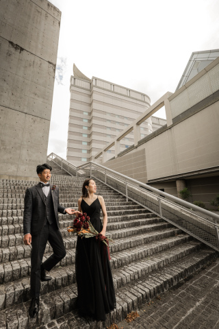 シックな雰囲気のブラックドレス