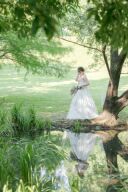 胸元のレースとサテン生地が上品