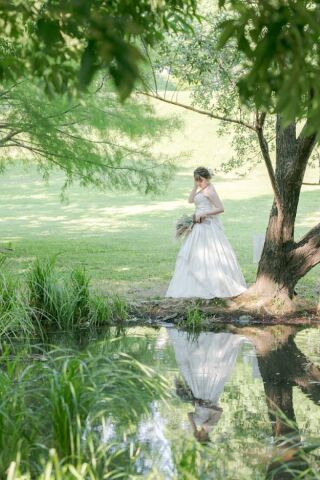 胸元のレースとサテン生地が上品