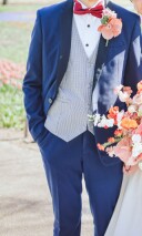 マットなライトネイビー／チェックのベストでカジュアルを演出