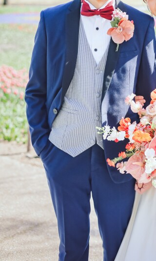 マットなライトネイビー／チェックのベストでカジュアルを演出