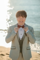 ストライプのシルバー／チェックのベストでカジュアルに