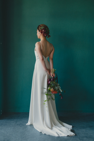 サテン生地のスレンダーなキャミソールタイプ