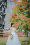 胸元に花びらを散りばめたキュートなドレス