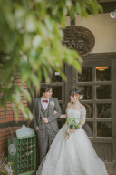 フラワーのデザインが施されたキュートなドレス