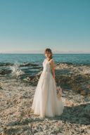 ショルダー付きで安心／背中が大胆なキュートドレス