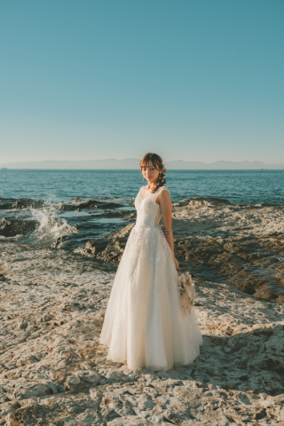 ショルダー付きで安心／背中が大胆なキュートドレス