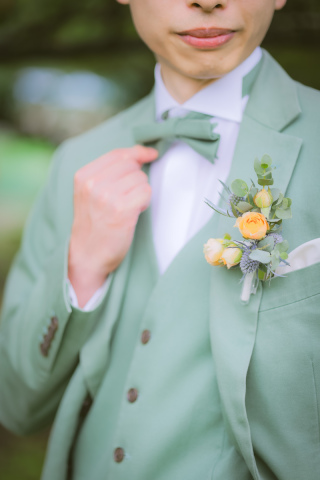 くすみ系のライトグリーン／ブラウンのシューズが差し色に