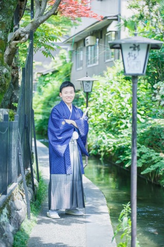 色鮮やかなネイビー紋付に、大きめの柄の入ったシルバーグラデ袴