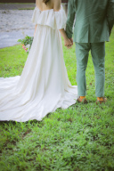 オフショルダー／サテン生地で上品な印象に