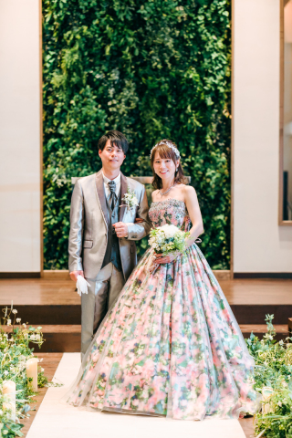 ツヤ有りシルバー／明るい印象に