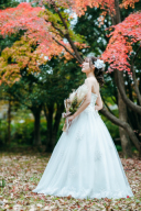 胸元のサテン生地とスカートはふわふわチュールにレース模様