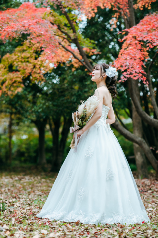 胸元のサテン生地とスカートはふわふわチュールにレース模様