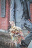 ダークグレー／ワインレッドの蝶ネクタイのアクセント