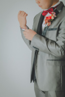 ライトグレー／ワインレッドの差し色は蝶ネクタイに