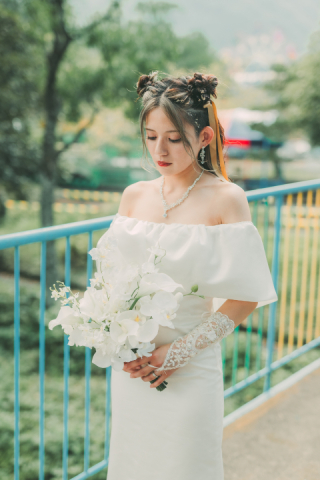 オフショルダー／サテン生地