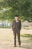 ブラウン／マットグリーンの蝶ネクタイがアクセント