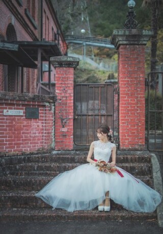 胸元のレースがおしゃれなラウンドネックデザイン♪