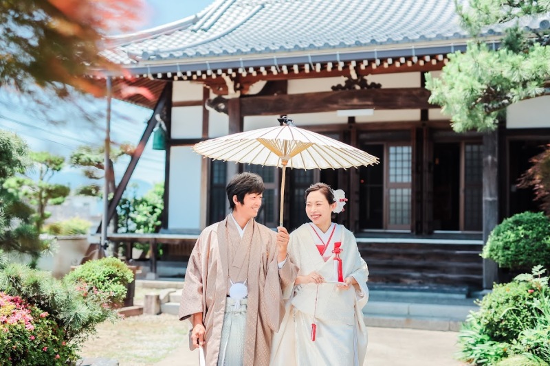 とても立派な屋根と庭園が広がり、和装が映えます！