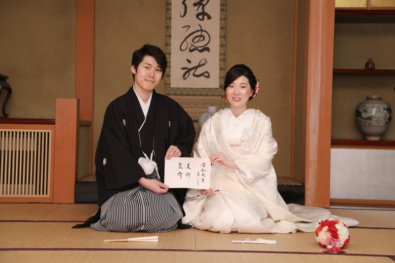 和室では、令和の記念にお持ち込みの小物と一緒に!