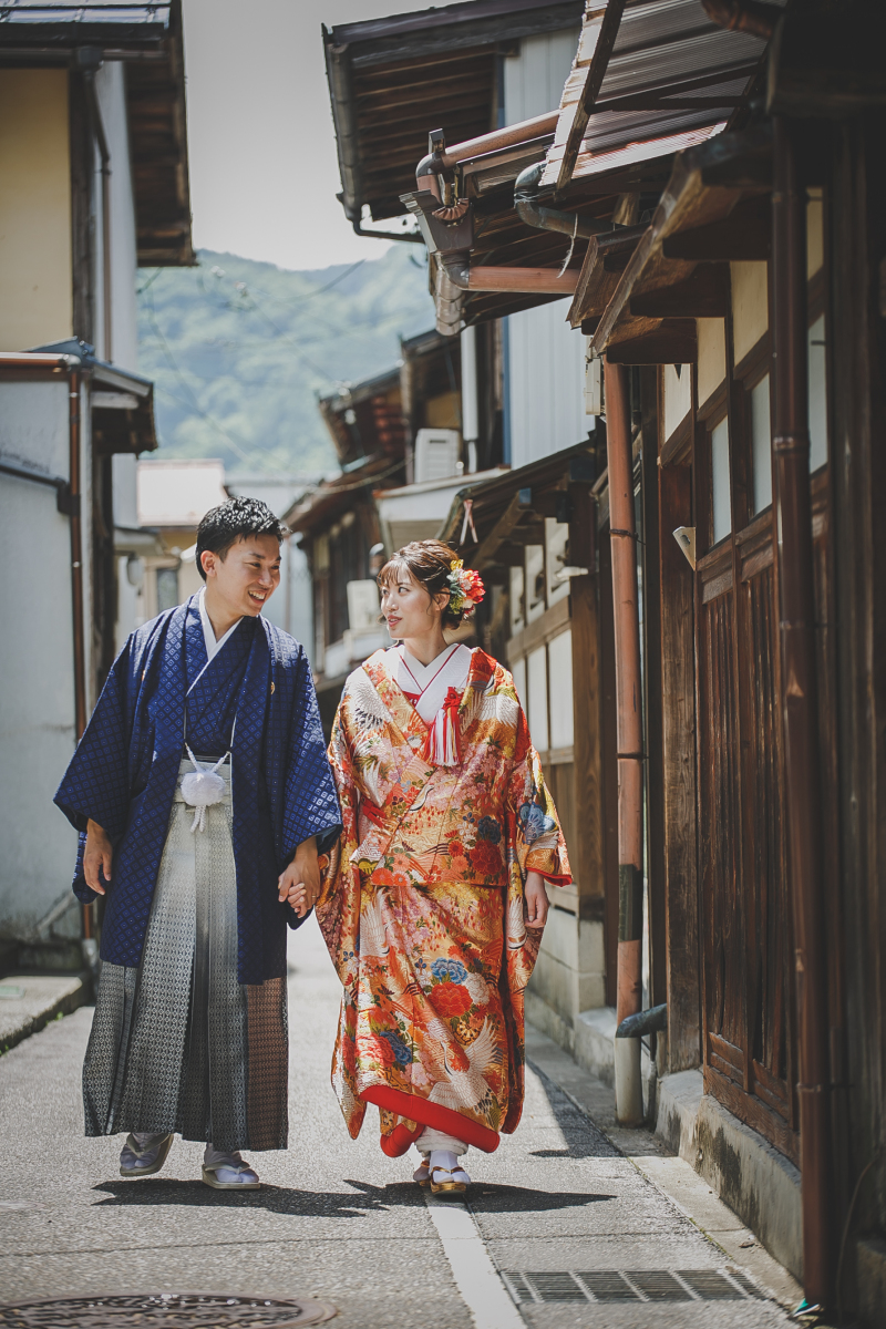 小径を抜けると、雰囲気ある古い街並みへ