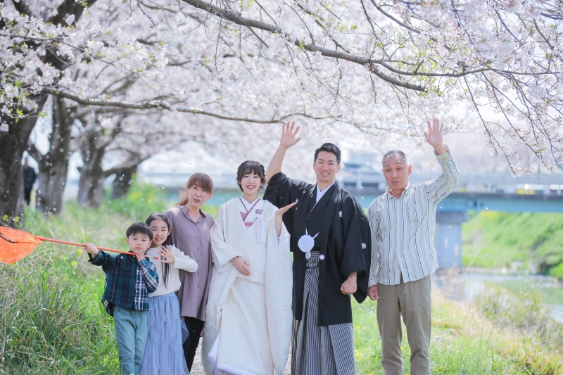 桜が吹雪いてくれた仲良しご家族写真です～♡