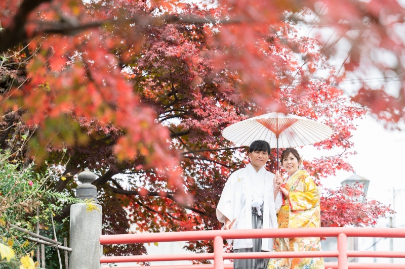 赤い橋×紅葉×和装×笑顔が◎