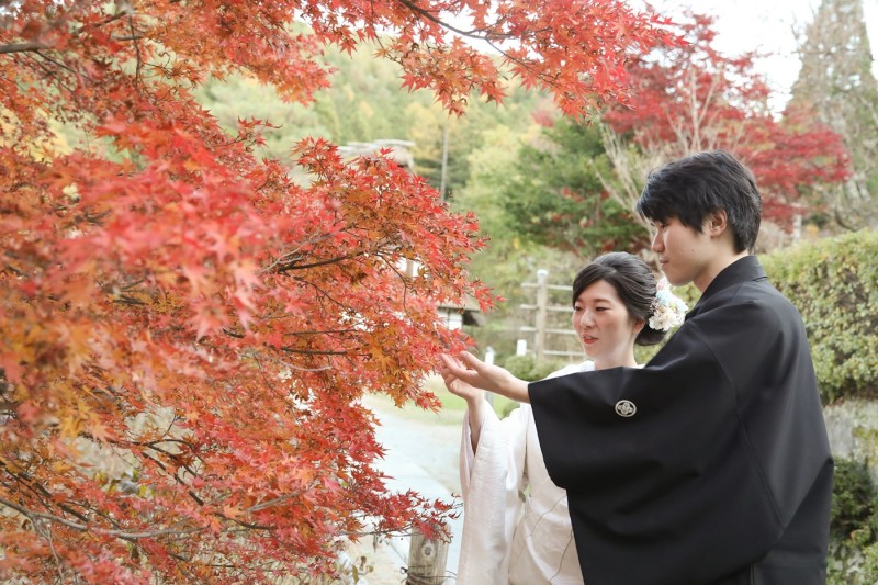 真っ赤に色付いた紅葉と和装がより一層映えますね♪