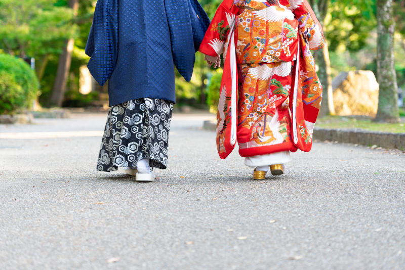 手を繋いで、二人で帰って行ったとさっ！