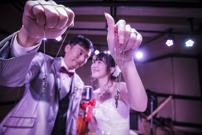 お揃いのマイクのネックレスはオーダーで!