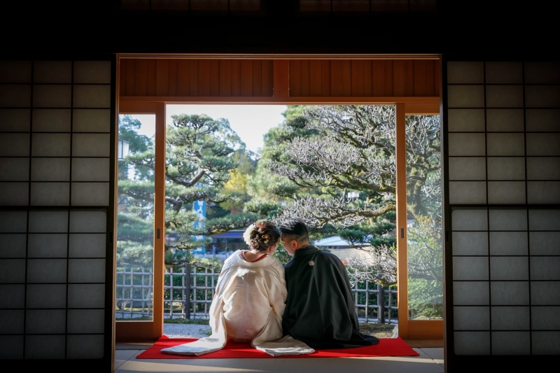 縁側に座った後ろ姿。うっとりしたシーンです！