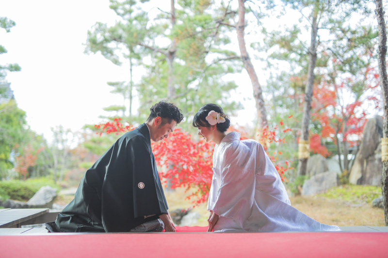 縁側に座って、お互いに一礼。しっとり正統派シーン