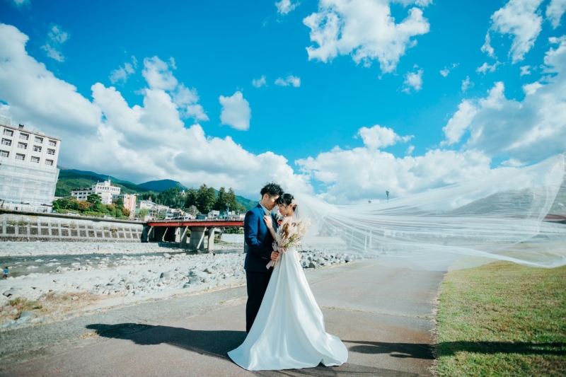 飛騨川と下呂大橋をバックにロマンチックな一枚を。