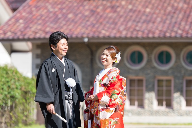 笑顔が素敵なカップルさん!赤い和装もピッタリ!