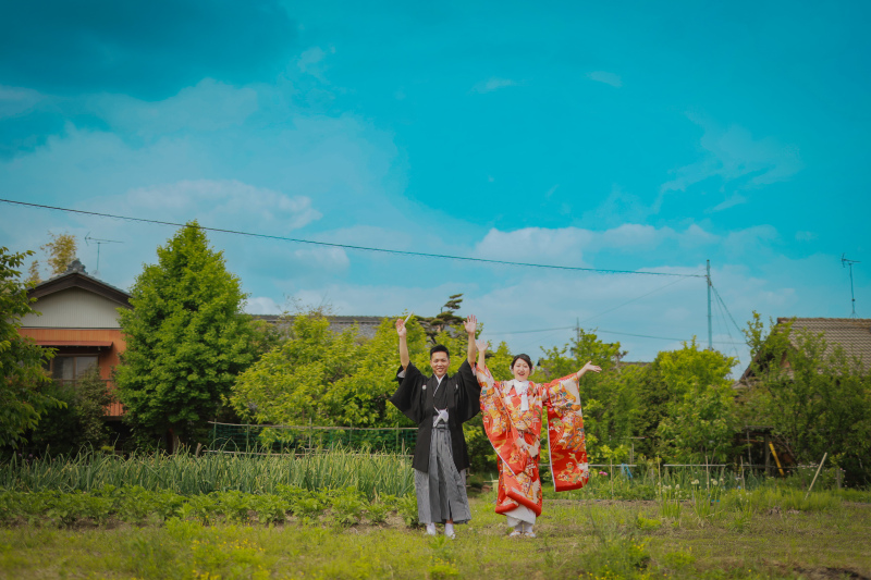 想い出の詰まった実家を背景に