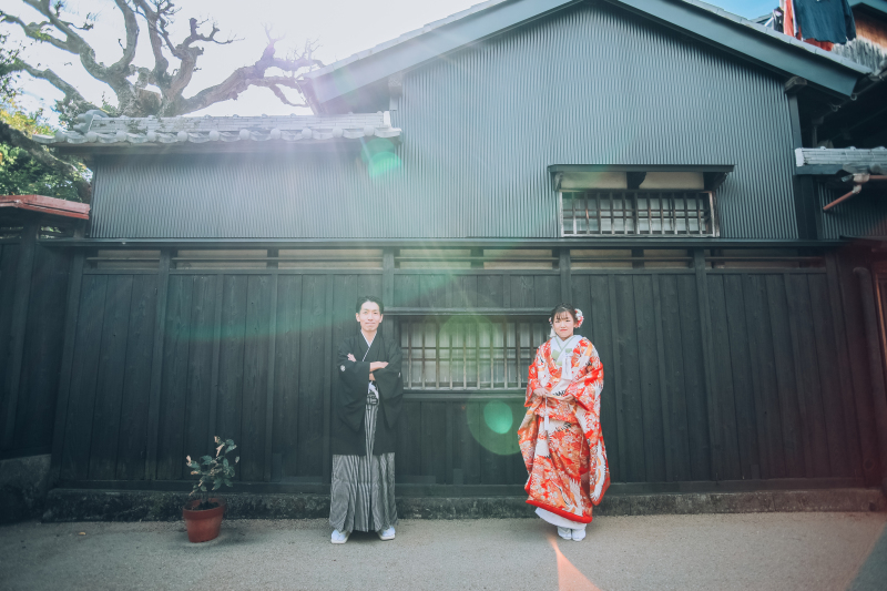 民家さんの黒壁をお借りして。