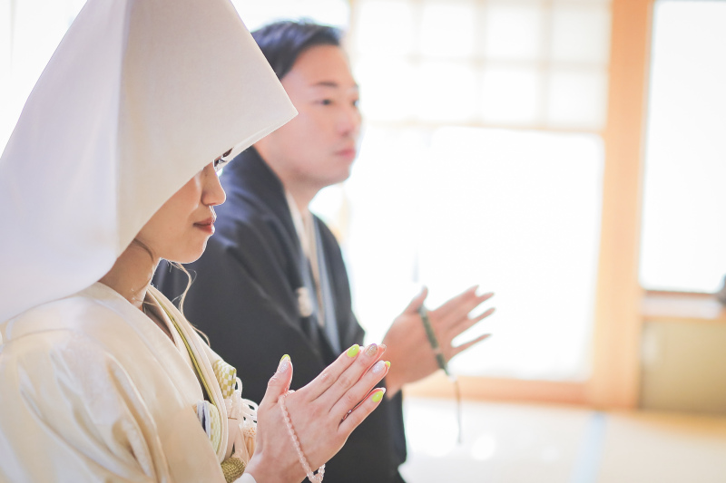 お仏壇の前でご結婚のご報告。