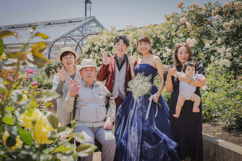 薔薇に囲まれて、みんなで集合写真です~