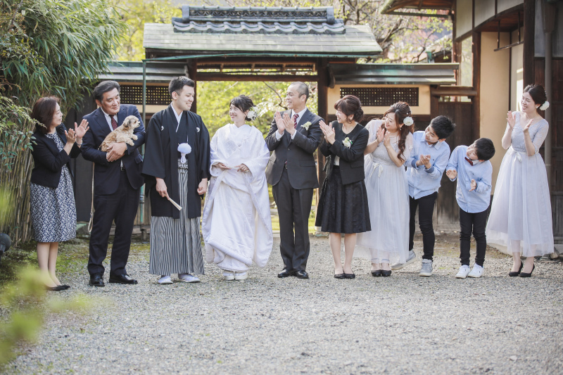 みんなでお二人に向かって、祝福のパチパチパチっ!