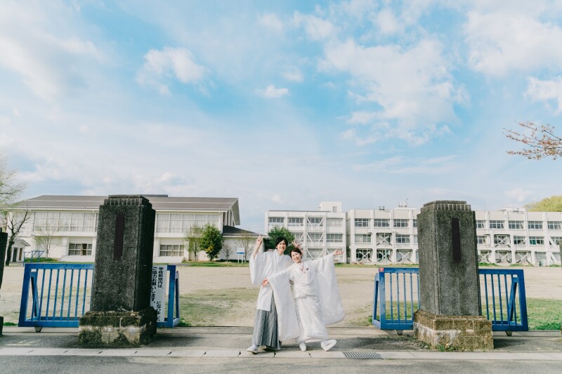 母校の小学校の正門にて