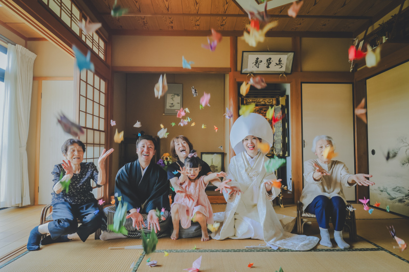 ラストは、みんなで折り鶴シャワーでお祝いっ!