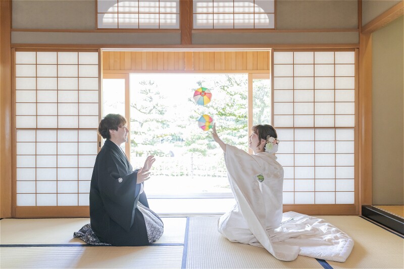 紙風船を膨らませて、二つ同時にそれいっくよ～♪