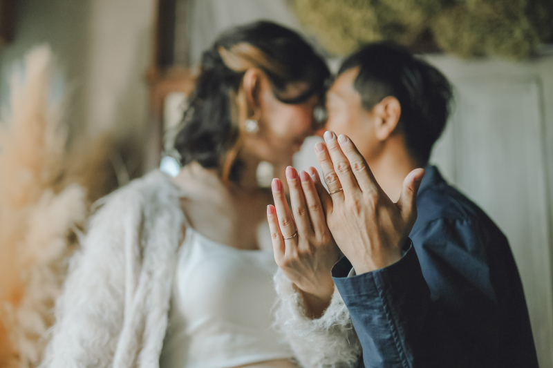 指輪をはめて、結婚しました～の一枚を。